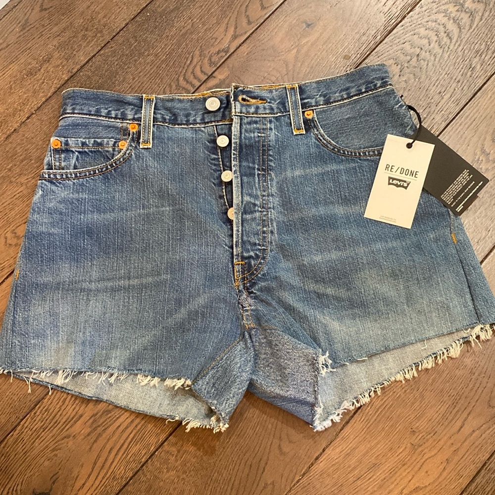 Redone x Levi Jean Shorts! Size 24 (they run BIG) I’m a 26 and they’re baggy!